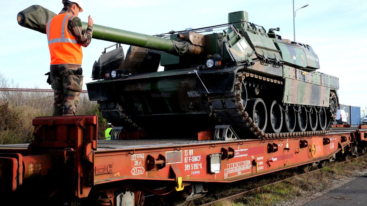 Francie vypravila 13 tanků na základnu v Rumunsku, posiluje východní křídlo NATO